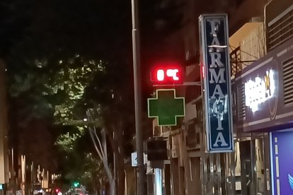 La farmacia marca la temperatura de cada día.