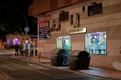 El camarero posa de espaldas.