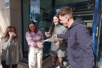 Champán en El Ejido para celebrar el tercer premio.