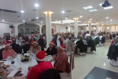 Un grupo de vecinas de Torrecárdenas en al comida con el gorro de Papá Nöel.