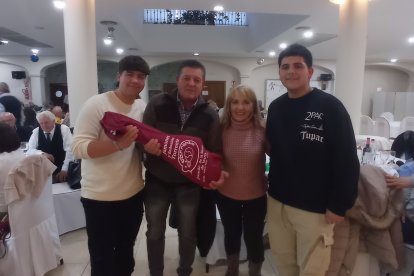 Uno de los agraciados con el sorteo de los jamones.