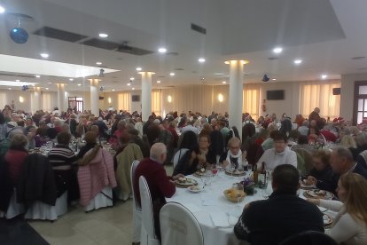 164 personas acudieron a la comida en María.