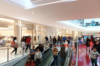 El Centro Comercial Torrecárdenas abarrotado de personas en el primer día de rebajas.
