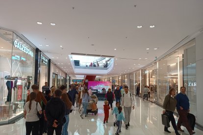 Afluencia de personas en el Centro Comercial Torrecárdenas.