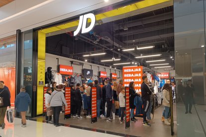 Enormes colas de uno de los comercios deportivos en el Centro Comercial Torrecárdenas.