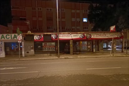 Los que pasan por la acera de enfrente.