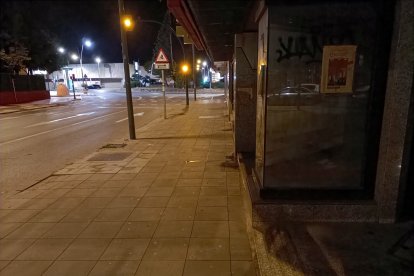 Los orines recientes en plena acera.