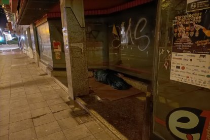 Tiene un saco de dormir que lo protege.