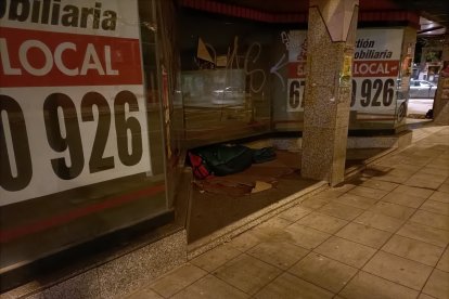 Su mochila roja para meter el saco de dormir.