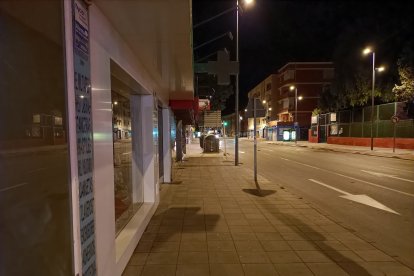 La acera de una avenida muy transitada.