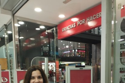 Las huchas solidarias van de mano en mano.