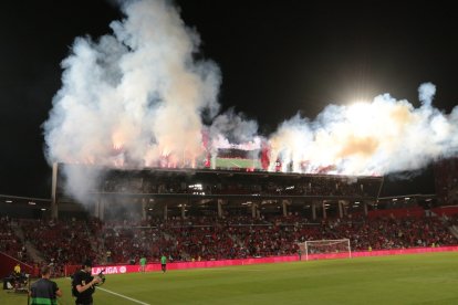 Frente al Getafe hubo fuegos artificiales en la grada norte.