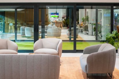 Una sala desde la que se ve salir a los equipos camino del césped.