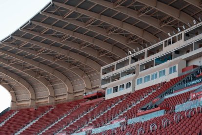 Ya se han acercado los graderíos al terreno de juego.