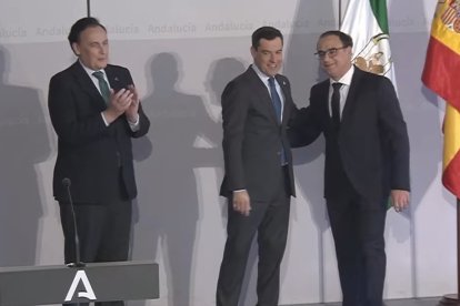Juanma Moreno felicita a José Céspedes.