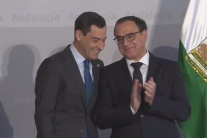 El rector aplaude tras el discurso del presidente.