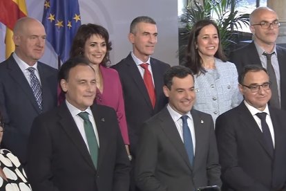 Parte del equipo de Gobierno de la UAL con Juanma Moreno.