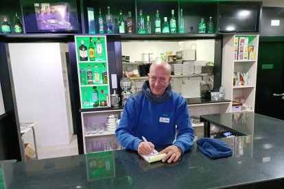 Paco Pérez Hernández despachando en el Roypa.