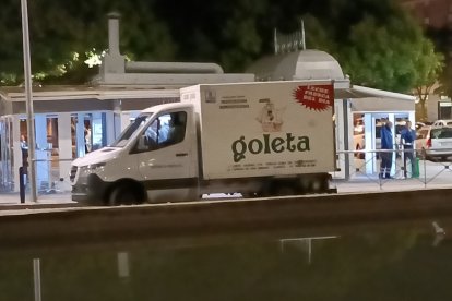 El camión desde la fuente.