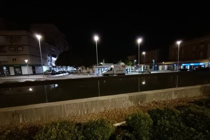 Las luces de la ciudad brillan en la madrugada.