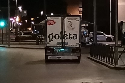 El camión de La Goleta abriendo las calles.