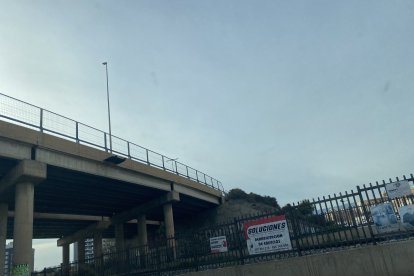 Puente junto a las vías del tren.