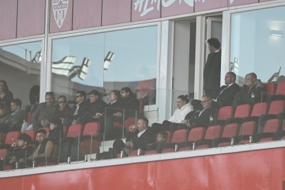 Darwin Núñez, de blanco, en el palco del Estadio de los Juegos Mediterráneos.