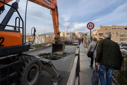 Las máquinas ya están acabando con el asfaltado del puente