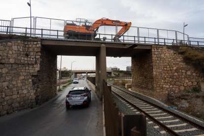 Así se ve la máquina trabajando sobre el puente