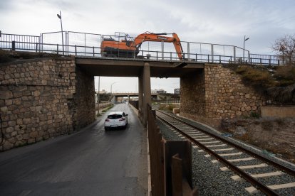 Así se ve la máquina trabajando sobre el puente
