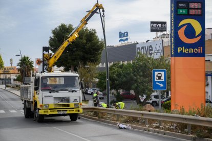 Obreros trabajando en el entorno del puente