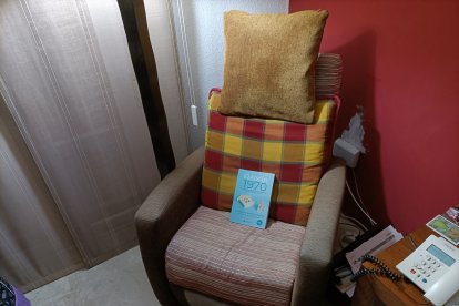 Un libro para leerlo sentado en el sillón.