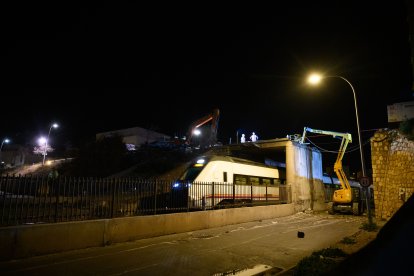 Cuando llegó el tren comenzaron los trabajos nocturnos en el puente.