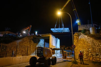 Trabajos nocturnos en el ya viejo puente de Los Molinos.