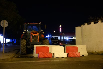 Trabajos nocturnos en el ya viejo puente de Los Molinos.