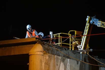 Trabajos nocturnos en el ya viejo puente de Los Molinos.