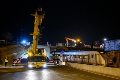 Foto captada la noche del martes mientras pasaba un tren.