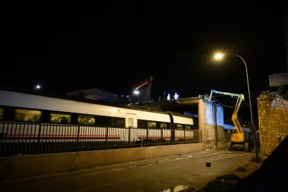 Paso del último tren por el puente de Los Molinos. Venía de Granada.