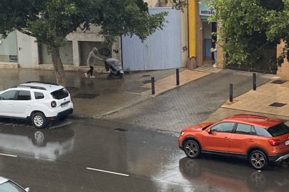 Hay que protegerse como sea de la lluvia.