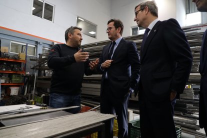 El consejero de Industria de la Junta y el alcalde durante su visita a empresas de El Ejido.