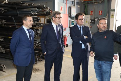 El consejero de Industria de la Junta y el alcalde durante su visita a empresas de El Ejido.