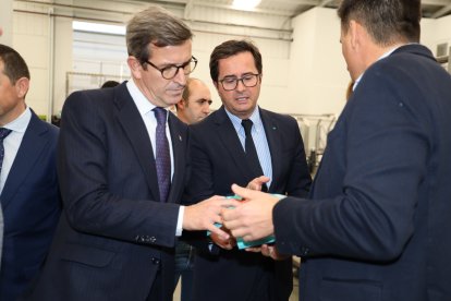 El consejero de Industria de la Junta y el alcalde durante su visita a empresas de El Ejido.