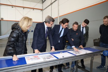El consejero de Industria de la Junta y el alcalde durante su visita a empresas de El Ejido.