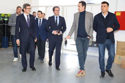 El consejero de Industria de la Junta y el alcalde durante su visita a empresas de El Ejido.