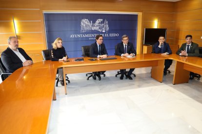 El consejero de Industria de la Junta en su reunión en el Ayuntamiento de El Ejido.