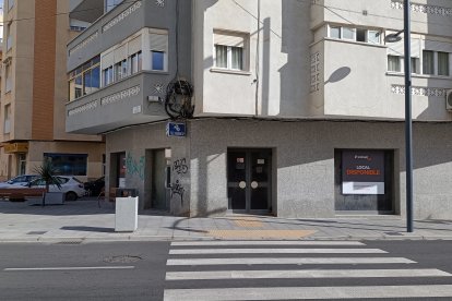 En la esquina de calle Vinaroz con Avenida Cabo de Gata lleva años en desuso este local que albergó una entidad bancaria antiguamente.