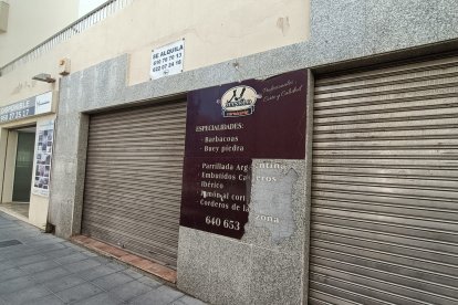 Esta carnicería cerró hace varios años y el local aún no ha encontrado nuevos inquilinos.