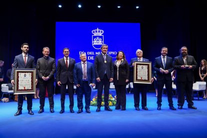 Foto de familia de las autoridades políticas y homenajeados en la I Gala del Día del Municipio de Adra.