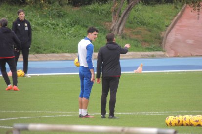 Los ayudantes del míster explicándole los ejercicios.