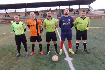 Árbitros y capitanes de la final de Primera.